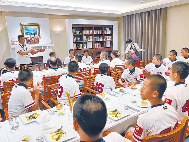 世界棒垒球总会执行副会长暨中华棒协理事长辜仲谅为了慰劳全体中华队小将及教练团，特别将餐厅包场请全队大啖牛排大餐，兑现「牛排吃到饱」承诺。（中华棒协提供）