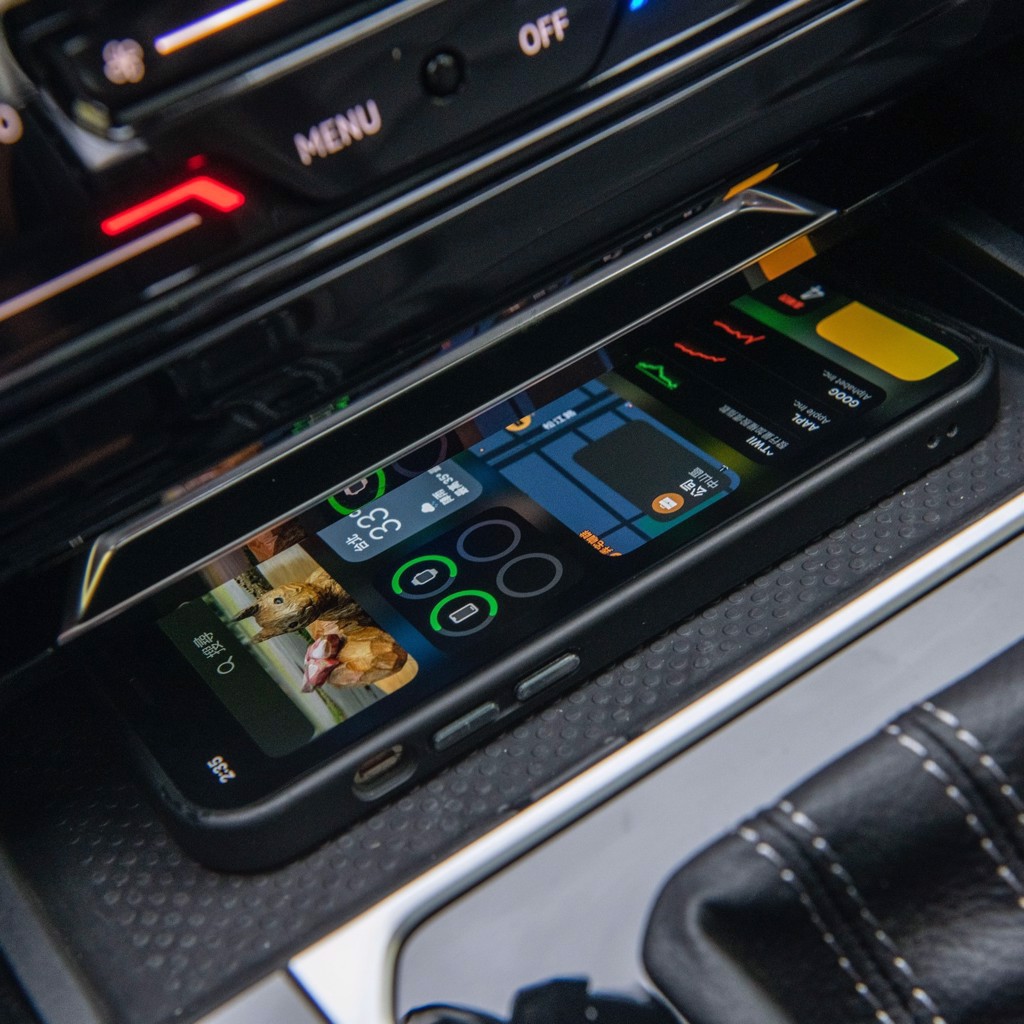 中控台底部為手機無線充電空間，並提供Android Auto與無線Apple CarPlay多媒體手機鏡射功能。（陳大任攝）