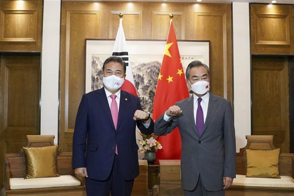 南韩外长朴振左访华，9日下午与中国国务委员兼外长王毅在青岛酒店举行会谈。美联社(photo:ChinaTimes)