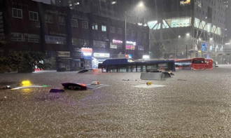 暴雨襲首爾 連公車都滅頂 鄭明典揭原因