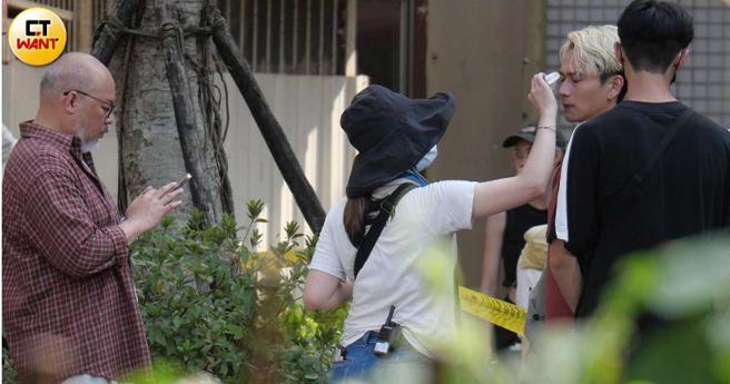 刘亮佐（左）与刘冠廷（右二）现身台北市南港区某住宅社区，拍摄新戏《非杀人小说》。（图／本刊摄影组）