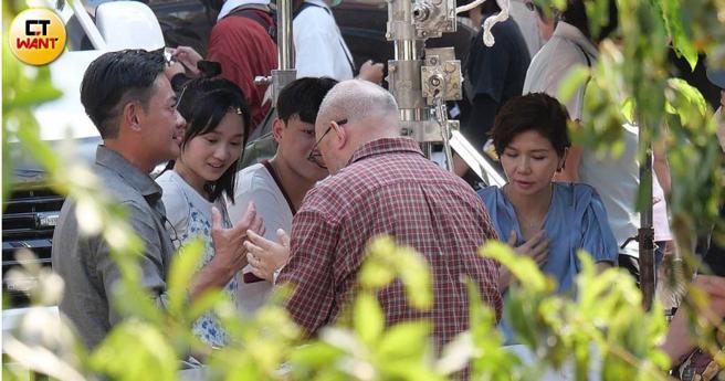 柯叔元（左起）、方郁婷、刘亮佐、于子育等人在等待拍戏的空檔开心閒聊。（图／本刊摄影组）