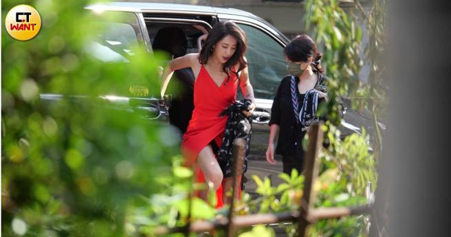 穿着低胸开高衩性感洋装的隋棠，从保母车上下来准备拍戏。（图／本刊摄影组）