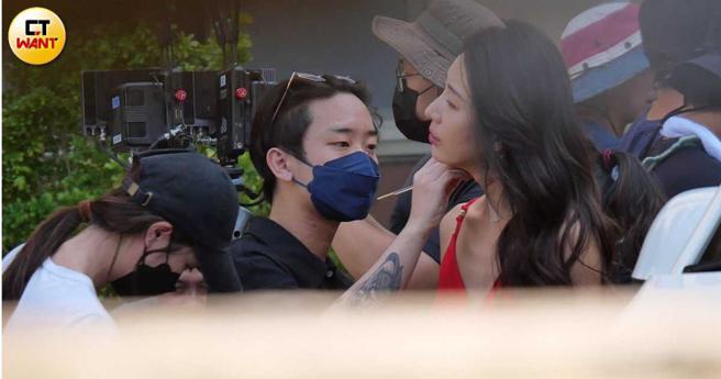 化妆师在隋棠的脖子补上像是瘀血之类的伤痕仿妆。（图／本刊摄影组）