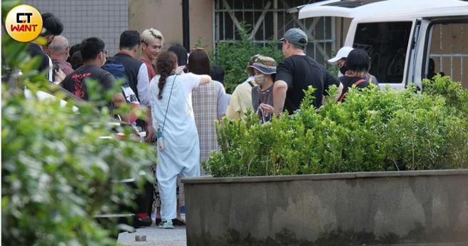 大批人聚集，工作人员相当谨慎地注意四周有无閒杂人等靠近与逗留，并快速完成拍摄工作。（图／本刊摄影组）