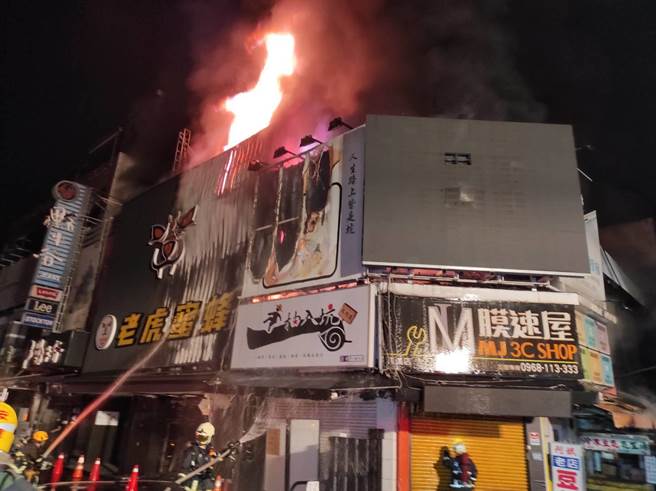嘉義市知名文化路夜市凌晨3點傳出火警，約有8家店面遭到祝融波及。（讀者提供∕呂妍庭嘉義傳真）