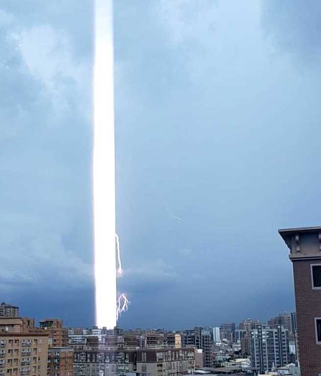 超粗雷柱炸地画面曝光，吸引上千人朝圣。（图／翻摄自爆料公社二社）