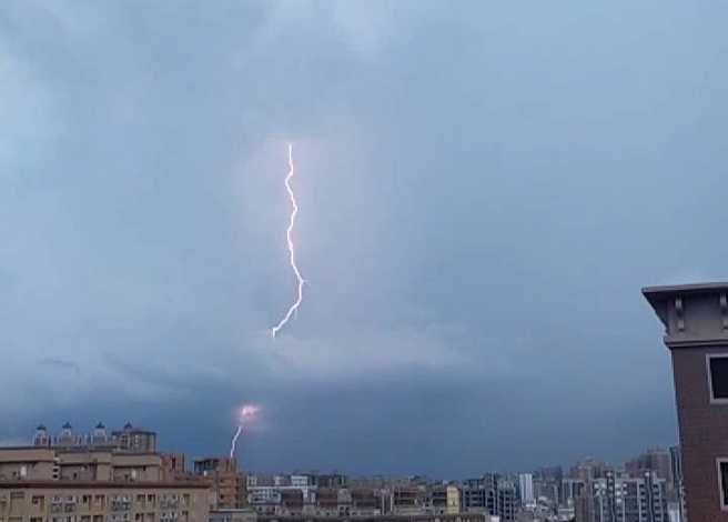 超粗雷柱炸地面照片曝光，引起网友讨论。（图／翻摄自爆料公社二社）