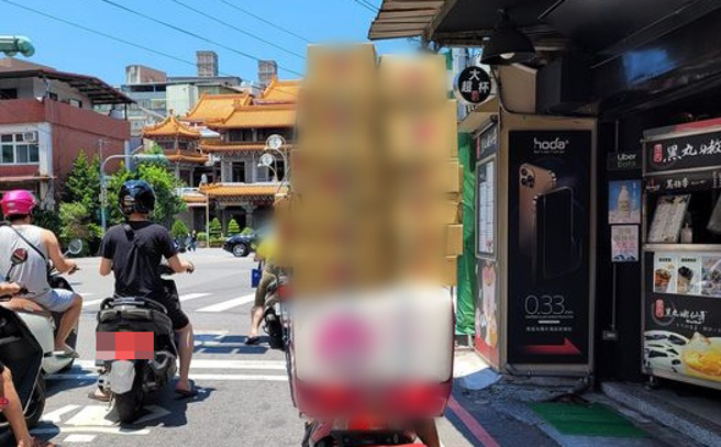 1名网友行经新北市三重区时，见送货员将民眾下单的物品堆满机车后座，PO文直呼：「安全比较重要吧」。《图／翻摄自外送员的奇闻怪事》