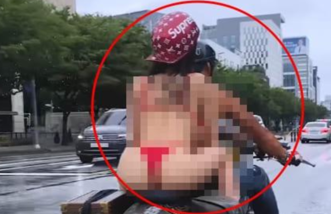 南韓的重機YouTube BOSS J日前裸上身載著比基尼辣妹上街頭，被路人拍下，引起韓網熱議。（翻攝照片）