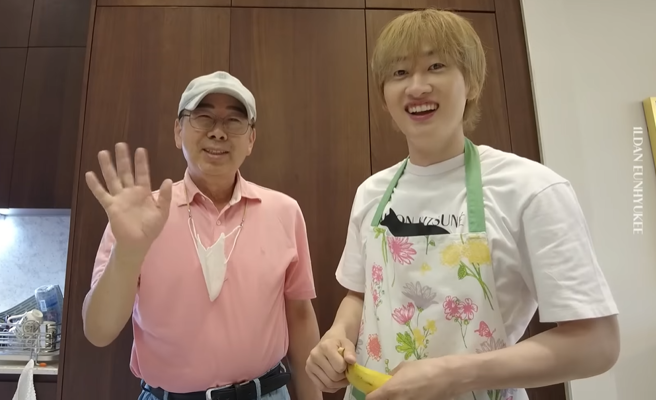 银赫的爸爸5日才出现在银赫的YT影片中与粉丝打招呼。（图／YOUTUBE）