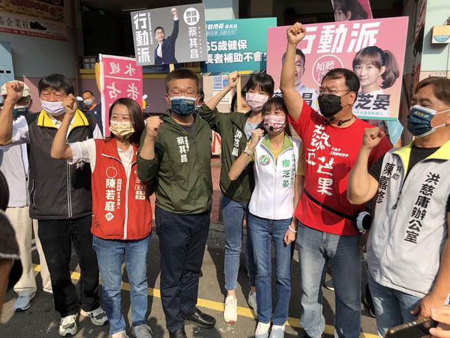 蔡其昌今天上午与各政党市议员候选人，一起到后里区拜访市场摊商寻求支持。(陈世宗摄)