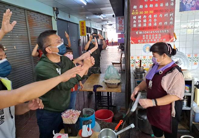 蔡其昌今天上午与各政党市议员候选人，一起到后里区拜访市场摊商寻求支持。(陈世宗摄)