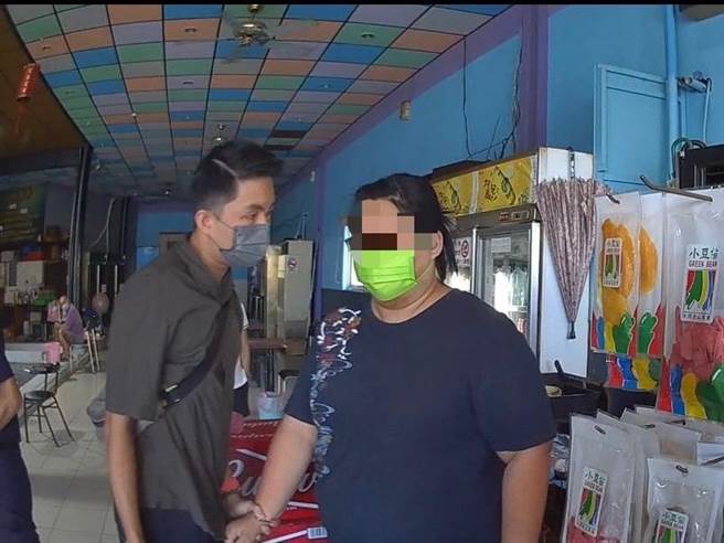 冈山警方在一家钓虾场找到王姓女子（右），由于警方准备资料充足，王女这才坦承身分。经查为窃盗通缉犯。（翻摄照片／林瑞益高雄传真）