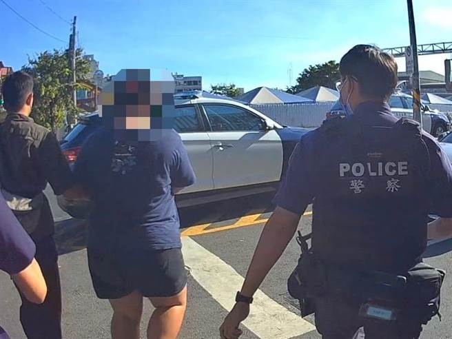 冈山警方将王姓女子（左）带回派出所调查。（翻摄照片／林瑞益高雄传真）