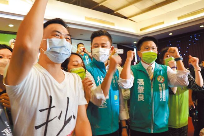 图为新党桃园市长参选人游智彬（左）乱入民进党桃园市长参选人林智坚（左四）龙潭后援会成立大会。（本报资料照 / 蔡明亘摄）