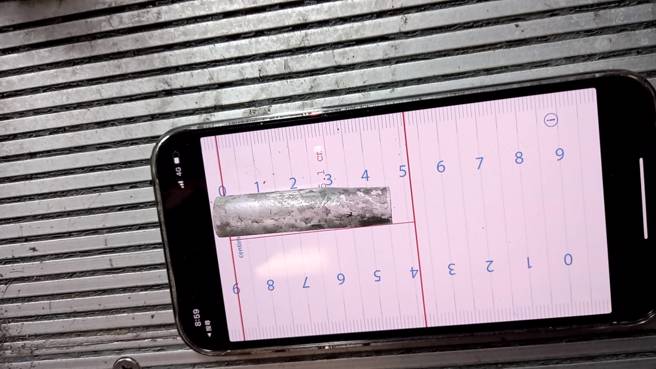 北捷维修人员在车门沟槽发现珍珠奶茶吸管。（图／北捷提供）