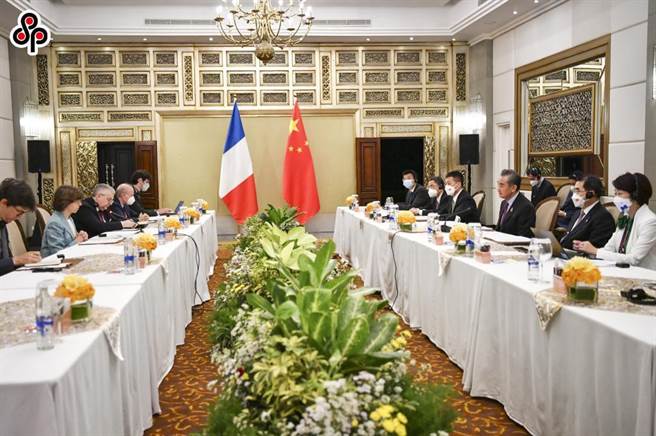 大陆驻法使馆希望法国约束驻法台北代表处言行。图为7月8日王毅在峇里岛出席二十国集团外长会期间会见法国外长科隆纳。（新华社）