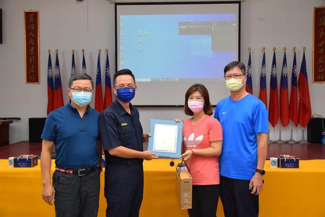 大甲警分局长吴燕山特邀热心志工至分局颁发感谢状及致赠礼品，感谢其替民眾看住荷包。(警方提供)