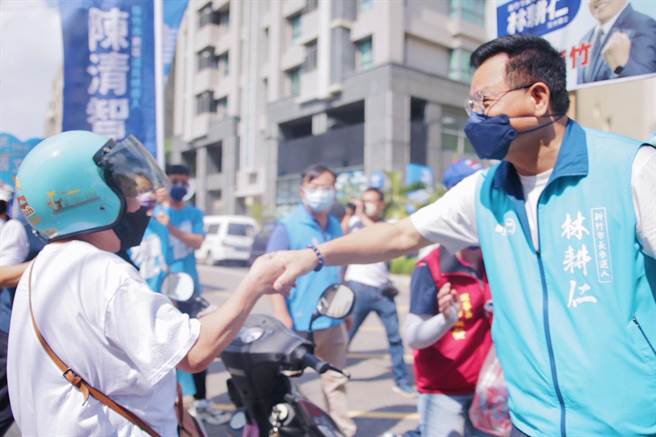 林耕仁今天上午行程馬不停蹄，到東區新莊里與居民逐戶懇託拜票。（林耕仁提供／陳育賢新竹傳真）