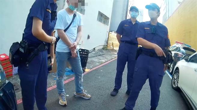 黄男日前夜唱完找不到车，向员警求助寻找，找到后还向员警保证找代驾，不久被相同员警巡逻时拦查，最终拒测吃下18万元罚单，爱车也遭吊扣。（翻摄照片／崔正纲高雄传真）