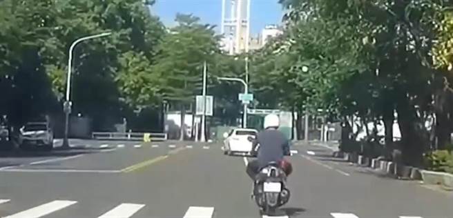 黄男酒后开车左右偏移，反覆行驶在快慢车道，还从慢车道加速向左转，相当危险。（翻摄照片／崔正纲高雄传真）