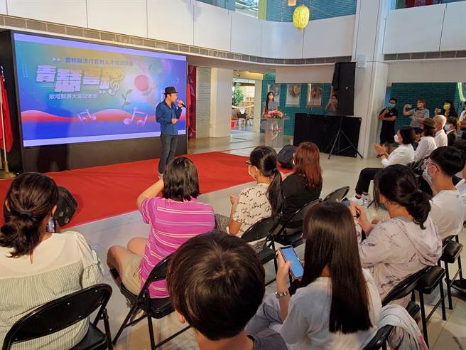 趙傳今（9日）在記者會示範清唱「愛要如何說出口」，歌聲清亮，獲得滿堂彩。（周麗蘭攝）