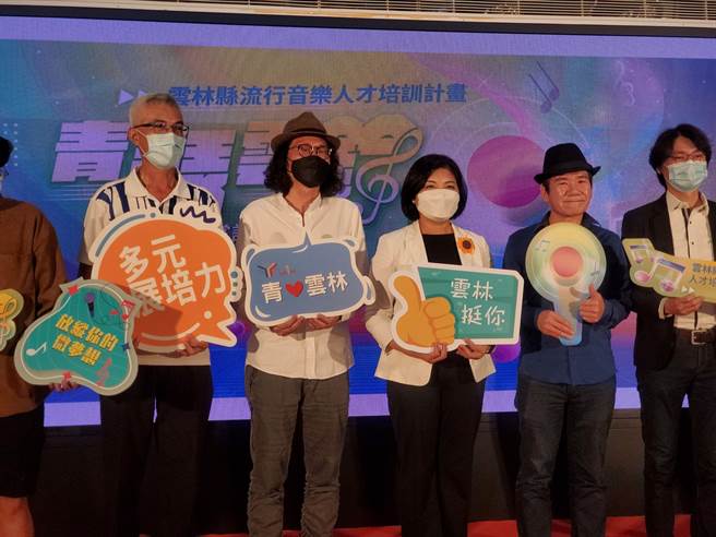 歌手趙傳（右二）今與雲林縣長張麗善一同宣傳「青瑟雲鈴歌唱競賽大賞」。（周麗蘭攝）
