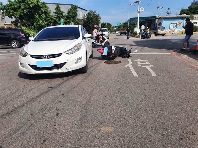 金門金寧鄉盤山村公所旁路口今早發生自小客車與機車相撞，造成機車騎士手腳擦傷的事故。（警方提供）