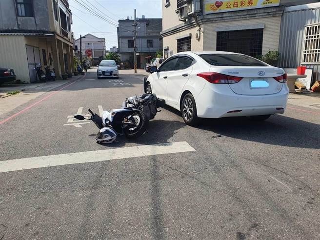金門金寧鄉盤山村公所旁路口今早發生自小客車與機車相撞，造成機車騎士手腳擦傷的事故。（警方提供）