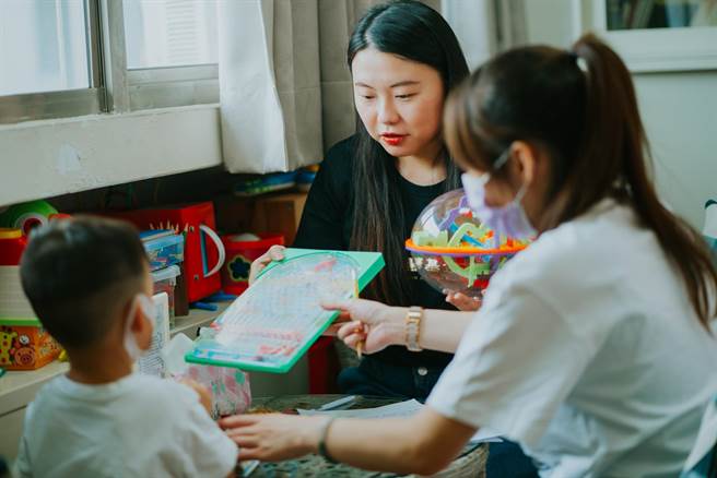 新北市政府驻新北院家庭暴力暨性侵害被害人服务处（卿庭）社工与孩子共玩，陪伴儿少减轻出庭所造成的身心压力。（新北市社会局提供）