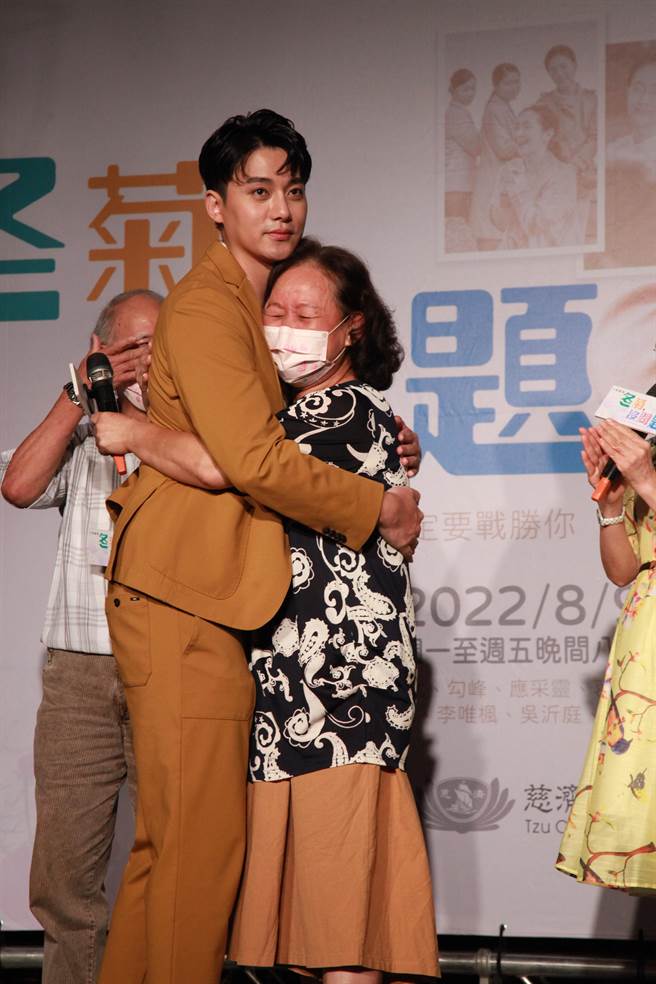 李唯枫昨出席《冬菊，没问题》上檔记者会，与故事真实主角相拥。（大爱电视台提供）