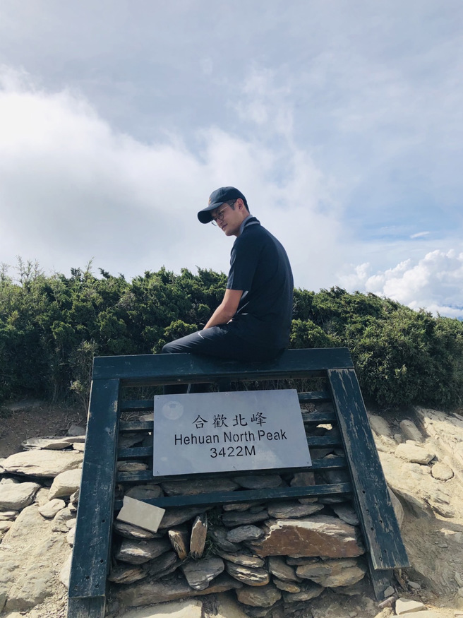 永庆房屋经纪人何柏亨喜爱有挑战性的工作，因此从行政工作转职业务，要趁年轻拚高薪。图/永庆房屋提供(疫情前拍摄)