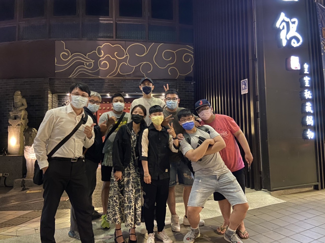 何柏亨(左四)重视团队合作，经常组织同事间的聚餐活动，相信紧密的团队关系，是创造优秀绩效的关键。（图/永庆房屋提供）