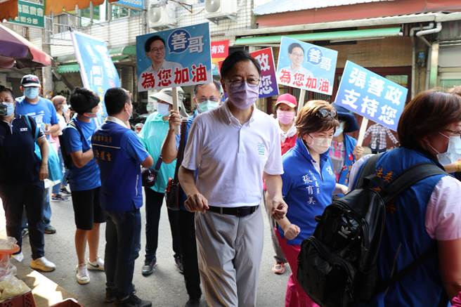 国民党桃园市长参选人张善政竞选办公室，针对民进党桃园市长参选人林智坚论文已被台大认定抄袭回应，强调绿营应给社会一个交代。（蔡明亘摄）