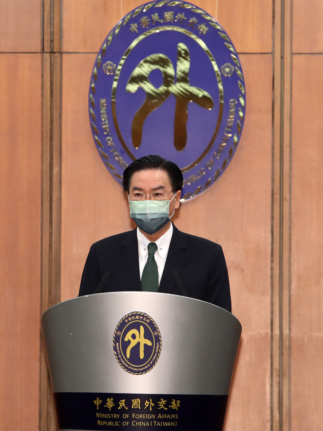 外交部长吴钊燮（见图）9日在外交部召开「我国针对中国军事挑衅的回应」国际记者会，发表五点声明，严厉谴责中国决定延长军事演习的作为，同时呼吁全球民主伙伴与民主台湾团结一起，共同对抗威权体制的扩张与侵略。（刘宗龙摄）