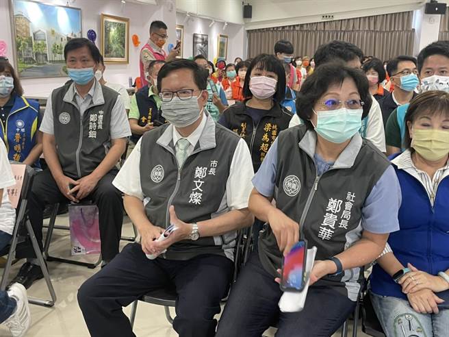 针对林智坚学位遭台大撤销，桃园市长郑文灿(左)说不清楚记者会内容，由竞总统一回应。(吕筱蝉摄)