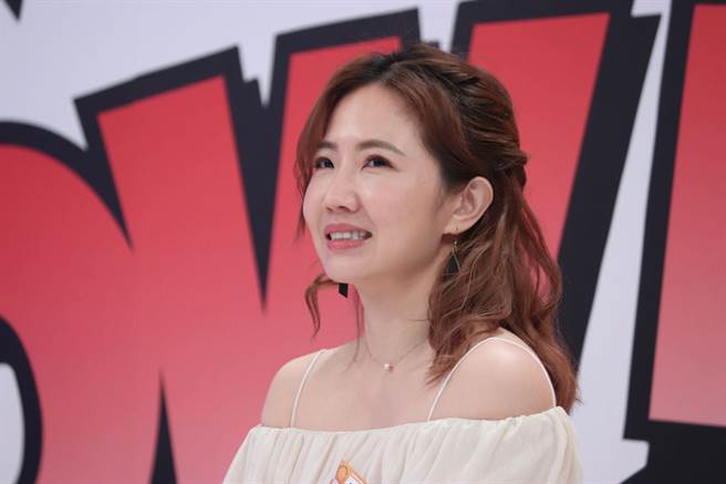 谢忻在英国留学说，曾因喝太醉而睡在路边。（中天综合台提供）