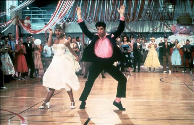 奧莉薇亞紐頓強和約翰屈伏塔在《火爆浪子》的歌舞經典不墜。（摘自IMDB）