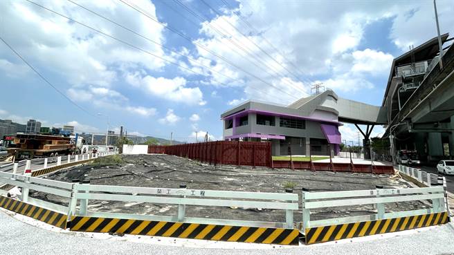 機捷泰山站北側出入口因緊鄰塭仔圳重劃區，周圍都是工程圍籬，民眾前往泰林路方向必須繞道通行。（呂健豪攝）