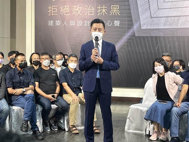 今早林智坚刚好在台北市市长官邸表演厅举办「尊重设计专业拒绝政治抹黑-建筑人与设计师的心声」记者会。（游念育摄）