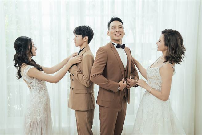 李咏娴（右起）、艾力克斯、儿子Ryder、女儿Makayla一起拍摄全家福。（林莉婚纱提供）