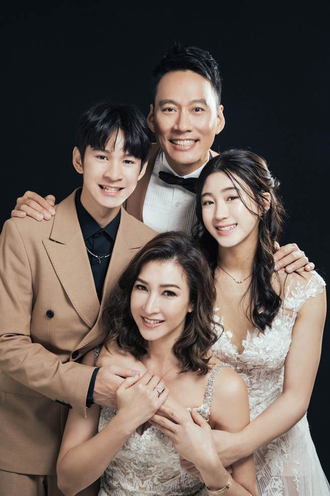 艾力克斯（上）、李咏娴这次全家福风格设定为「转大人」。（林莉婚纱提供）