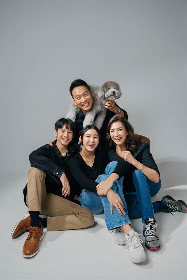 今年的全家福照多了毛小孩Kirby。（林莉婚纱提供）