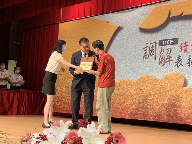 内政部今天举办「110年调解案件荣获中央各奖项绩优人员表扬大会」，内政部长徐国勇亲自颁奖给调解有功人员。（林缙明摄）