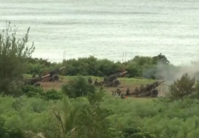 「天雷操演」震撼登场，36门重炮炮声笼罩枋山，民眾惊呼连连。(民眾提供)