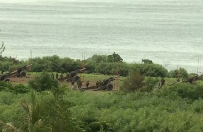 「天雷操演」震撼登场，36门重炮炮声笼罩枋山，民眾惊呼连连。(民眾提供)