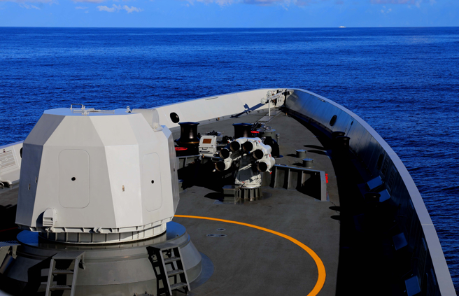 解放军东部战区6日展开联合演训，检验对陆打击和对海突击能力，图为中方海军战舰正在机动的画面。（新华社）