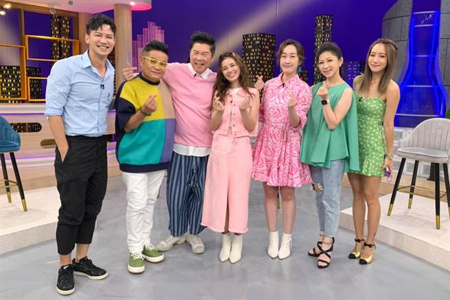 邹承恩（左起）、许效舜、曾国城、宇珊、巴钰、顏嘉乐、杨皓如。（卫视中文台提供）