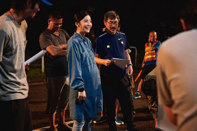 韋家輝（右）10多年後再執導筒拍《神探大戰》，左為演員阿Sa。（華映提供）